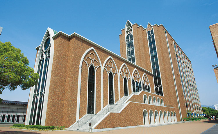 B館(経済学部・法科大学院)