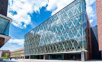 18号館(国際学部)